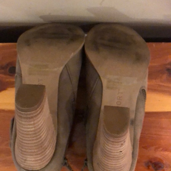 Tan bootie 9.5 by Report side sip EUC - Picture 4 of 4